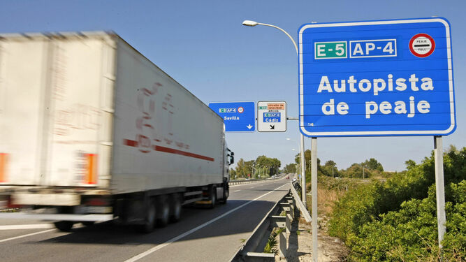 Un camión a la altura de Jerez en dirección a la autopista  AP 4.