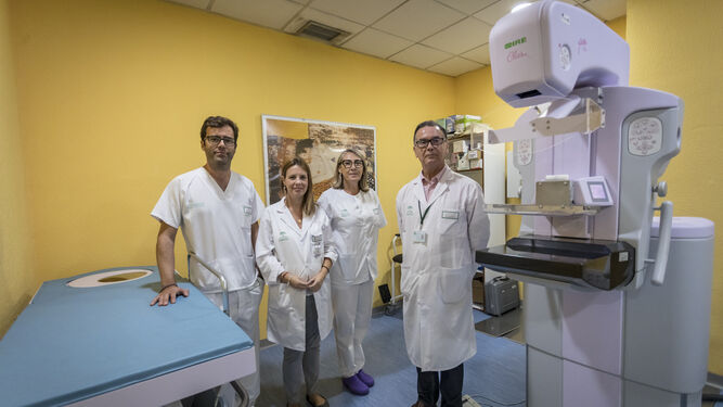 De izquierda a derecha, los radiólogos Rafael Reina y Soraya García, la técnico en Radiodiagnóstico Dolores Marín y José Paz junto al mamógrafo digital con tomosíntesis y la mesa prona.