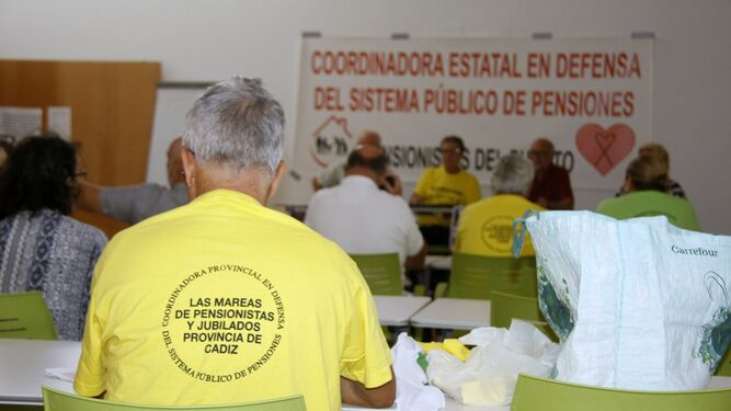 Imagen de uno de los asistentes a la asamblea organizada por los pensionistas con la camiseta que el grupo ha preparado de cara a la manifestación del próximo miércoles 16.