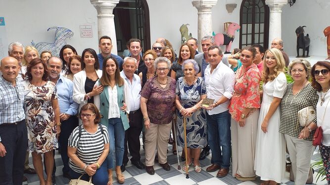 El homenajeado, con representantes locales, la viuda de José Antonio Roldán Caro, familia y amigos.
