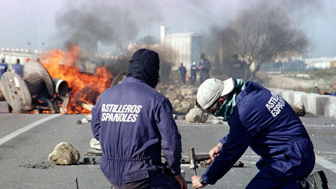 Dos operarios participan en una protesta de los antiguos Astilleros Españoles.