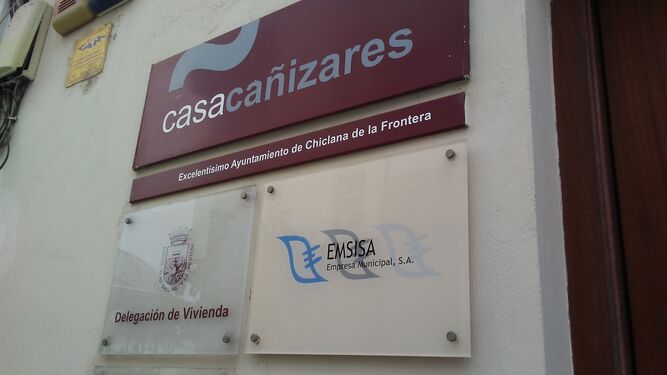 Cartelerí Entrada de las oficinas de Emsisa en la antigua Casa Cañizares de la céntrica calle La Plaza.