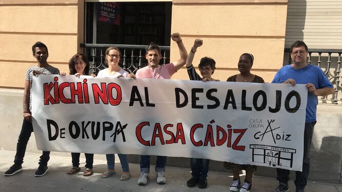 Miembros del colectivo que ha ocupado la Casa de Cádiz en Barcelona.