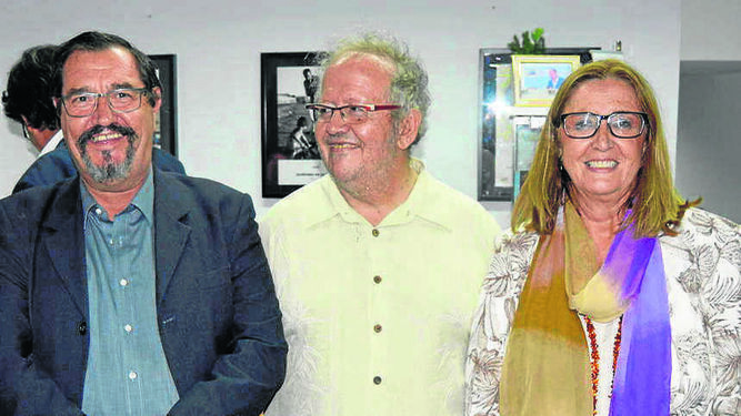 Eulogio García Romero, Juan José Téllez y Ana de Ory, tras la entrega de los premios en el Espacio Literario Fernando Quiñones.