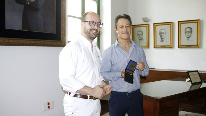 Germán Beardo haciendo entrega de la medalla FEASAN al doctor Tomás Daroca.