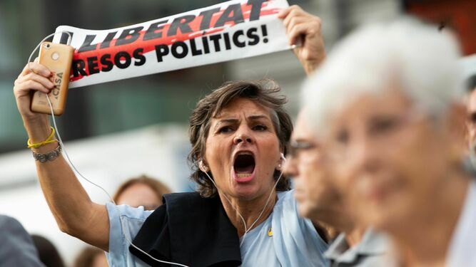 Los independentistas salen a las calles de Barcelona para protestar por la sentencia del 'proc&eacute;s'
