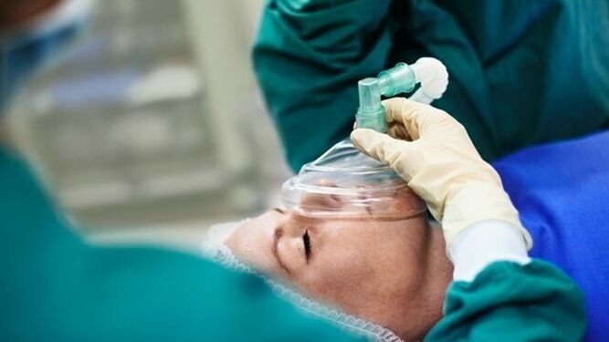 Una mujer recibiendo anestesia general.