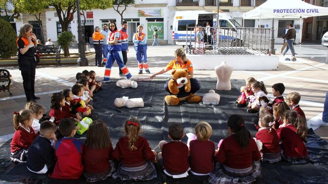 Verónica del Toro, en la plaza Isaac Peral, explicando el masaje cardiopulmonar a un grupo de cinco años.