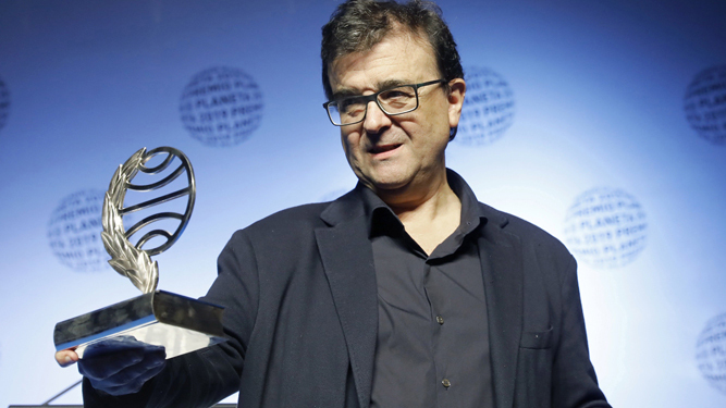 Javier Cercas sostiene el Premio Planeta conseguido con 'Terra Alta'.