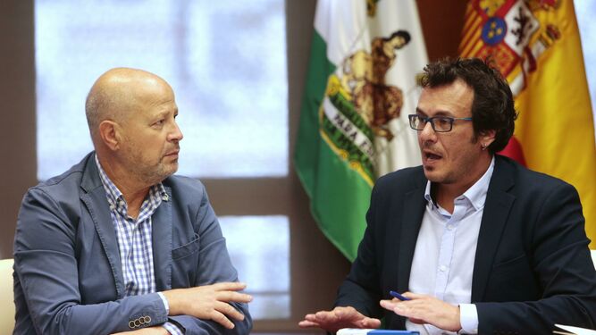 Javier Imbroda y José María González 'Kichi' durante el encuentro mantenido esta mañana.