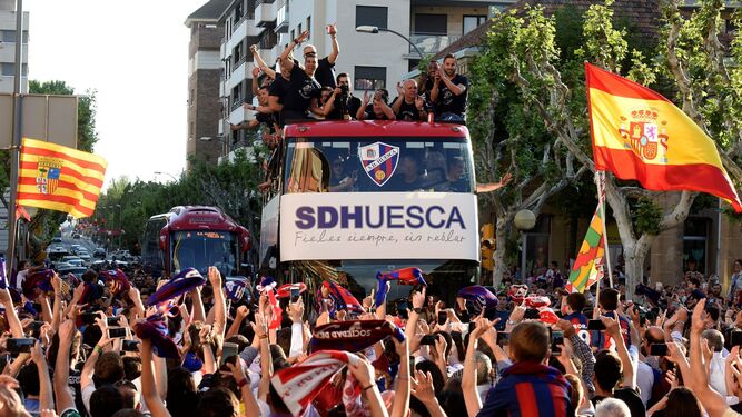 El Huesca festeja el ascenso a Primera logrado en la temporada 2017/18.