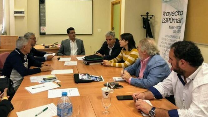 La reunión de responsables de la UCA con representantes del Ayuntamiento y la Asociación de Empresarios de Chipiona (Acitur).