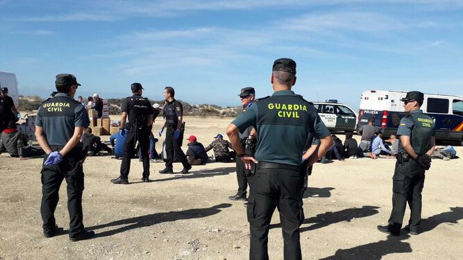 Llega a la playa de Camposoto una patera con unos 40 inmigrantes