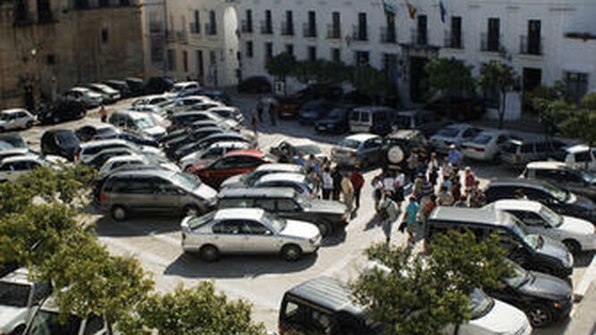 Una vista de la plaza del Cabildo, con coches aparcados.