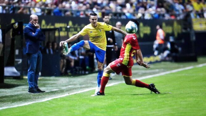 Salvi golpea el balón en presencia de un jugador de Las Palmas.
