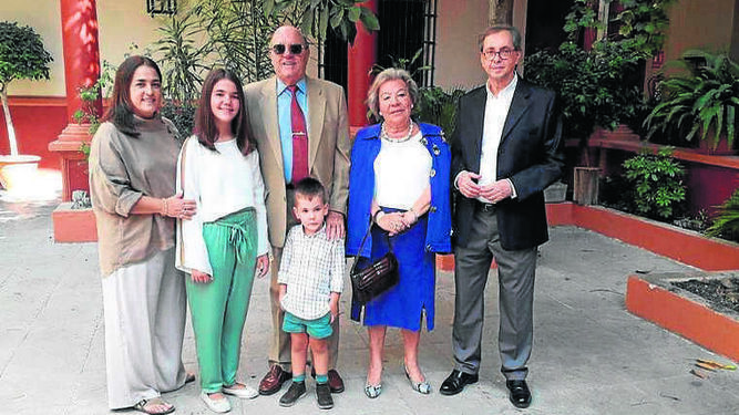El matrimonio De Cos Moreno con su hija Ana, sus nietas Ana y Pepón Sanroman de Cos y el padre Manuel de la Puente.