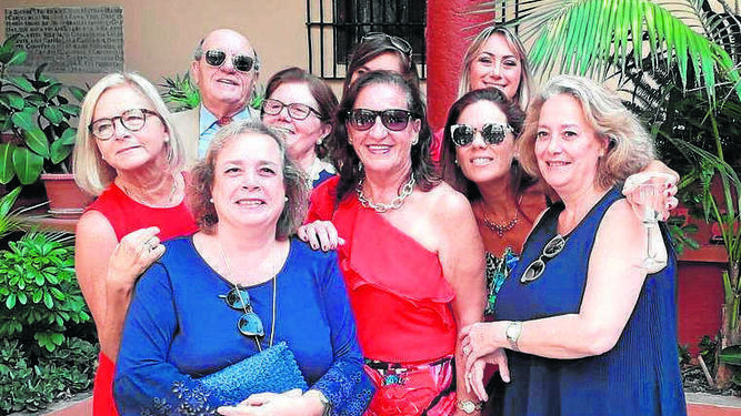 Ángela Laguillo, Francisco, Charo y Ana María de Cos, Rosario Granado, Fátima Sanchez, Charo Navarro y Camen de Cos.