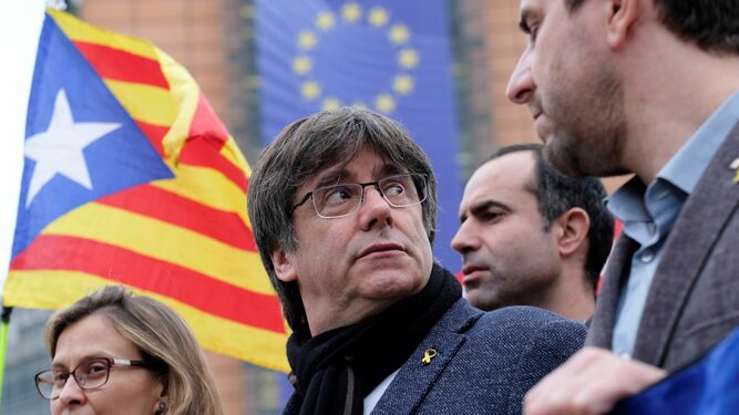 El ex presidente catalán Carles Puigdemont, en una protesta ante la Eurocámara el viernes en Bruselas.