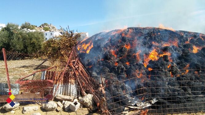 Imagen del incendio en un pajar en una finca de Vereda del Junco.