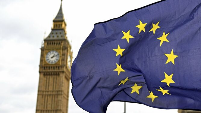 La bandera de la UE y al fondo el Big Ben.