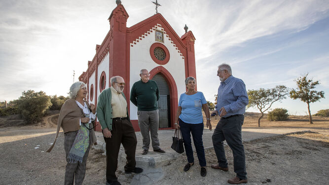 Parte de los miembros de la comisión pro-restauración de la ermita del Cerro, ante sus puertas.