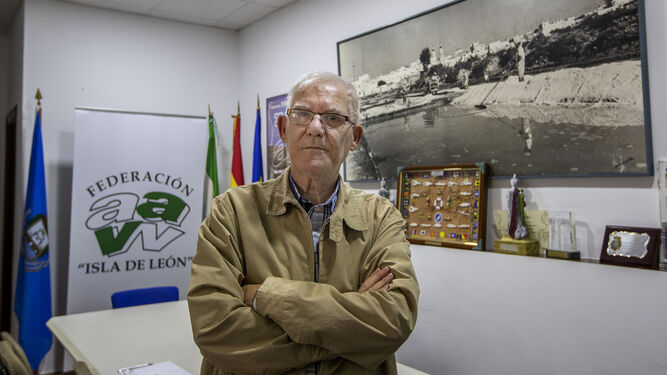 Francisco Carmona, fotografiado en la sede de la Federación de Asociaciones de Vecinos Isla de León, a cuya directiva continúa perteneciendo.