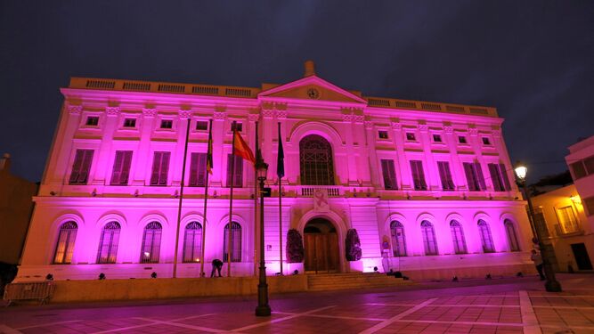 El Ayuntamiento se vistió de rosa.