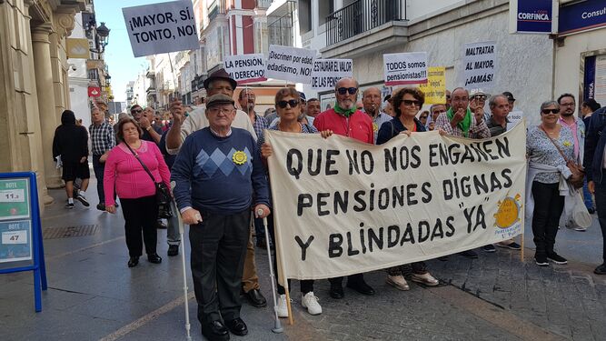 Los pensionistas se han vuelto a manifestar esta mañana por las calles de El Puerto, tras haber participado en la protesta de Madrid.