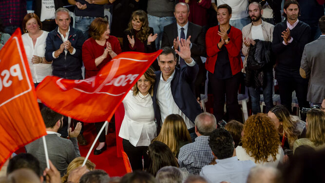 Pedro Sánchez y Susana Díaz, abrazados en el acto celebrado este martes en Cádiz