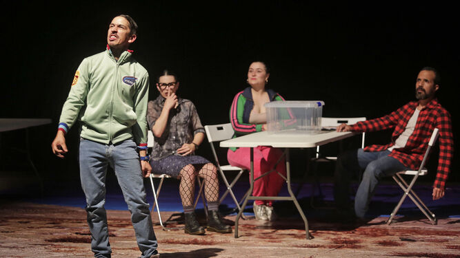 Los chilenos de Teatro Perro Muerto, durante la obra 'Representar'.