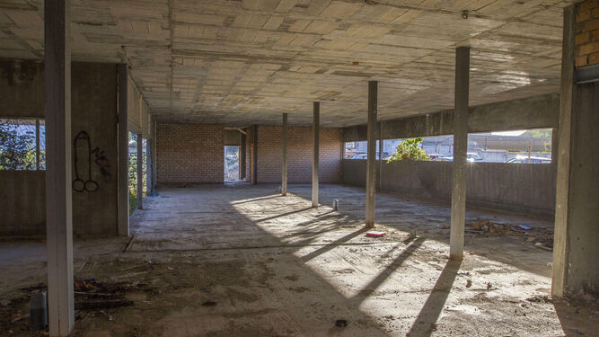 Interior de las inacabadas obras del centro de salud de Camposoto.