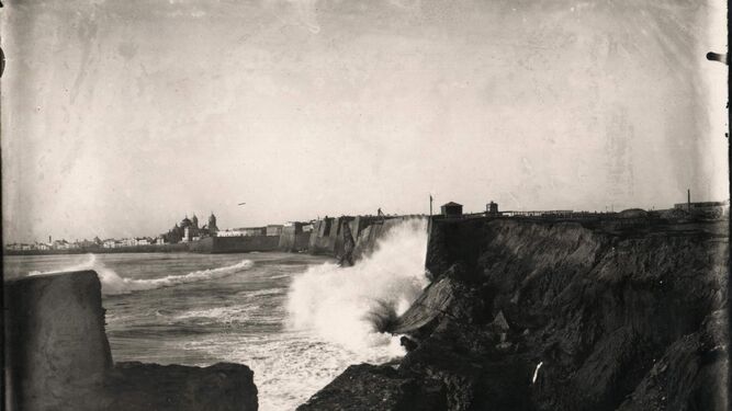 Santa Mar&iacute;a del Mar. Los temporales destrozaron las murallas en esta zona.