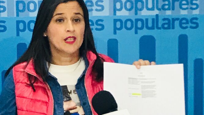 La presidenta del PP de Sanlúcar, Carmen Pérez, hoy en rueda de prensa.