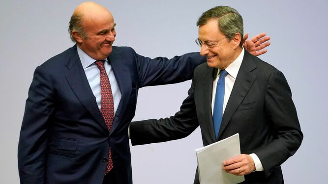 Draghi, con el vicepresidente del BCE, Luis de Guindos