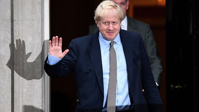 Boris Johnson sale del 10 de Downing Street.