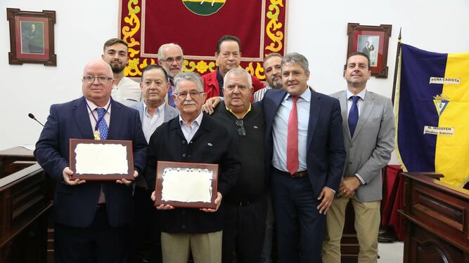 Los homenajeados, con sus placas de reconocimiento y las personas que intervinieron en el acto celebrado en el Ayuntamiento de Medina Sidonia.