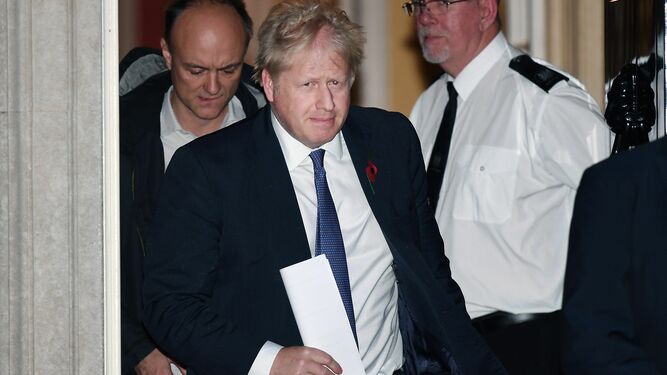 Boris Johnson sale este lunes de Downing Street, 10.