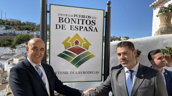 El cartel que acredita esta distinción de Pueblos Más Bonitos de España
