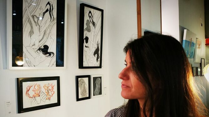 La artista gaditana Puralínea frente a sus trabajos en La Candela.