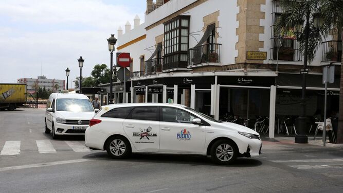 Imagen de un taxi este verano en la parada de la fuente de Las Galeras.