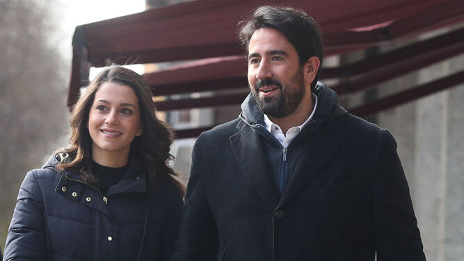 Inés Arrimadas, paseando por Barcelona junto a su marido en una imagen de archivo.
