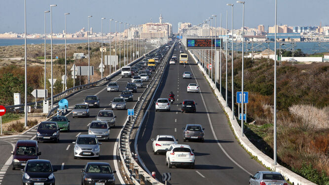 La autovía que conecta Cádiz con San Fernando podría quedar sepultada bajo el mar en el año 2050.