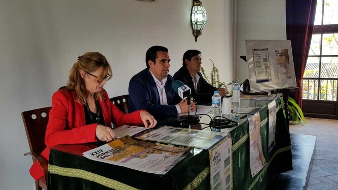 La técnico de turismo, María Ángeles de la Torre, Curro Martínez y  Javier Thuillier.
