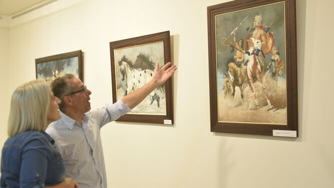 El pintor Felipe Coca explica sus obras a la concejala de Cultura, María José Foncubierta.