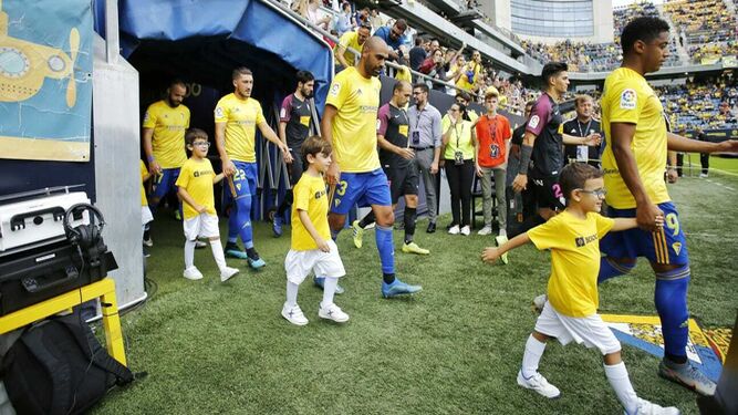 Los jugadores del Cádiz saltaron al césped acompañados de niños.