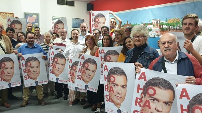 El PSOE eligió su sede de la calle Ximénez Sandoval para expresar su apoyo  a Pedro Sánchez.