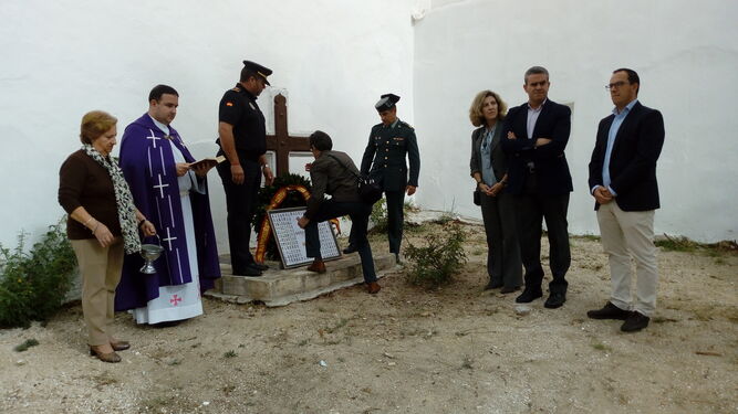 Autoridades locales, junto a miembros de la Guardia Civil y Policía Local acompañaron a Francisco Mateo en el homenaje.