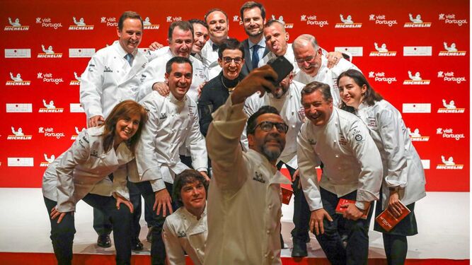 Algunos de los ganadores se hacen un 'selfie' en la gala del año pasado en Lisboa.