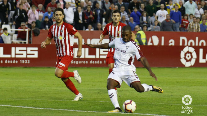 Bela golpea el balón en un partido con el Albacete.