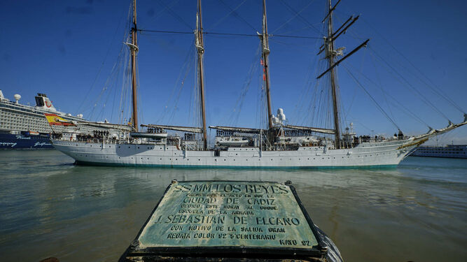 El buque escuela 'Juan Sebastián de Elcano', en el inicio de su último crucero de instrucción desde el muelle de Cádiz.